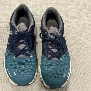 On-cloud womens running shoe